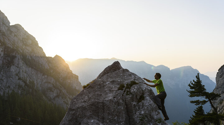 Ein Mann beim Bouldern am Fels. | © DAV/Wolfgang Ehn